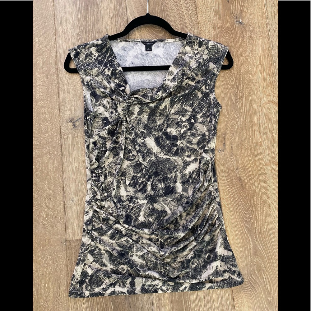 Nice piece for a casual chic style. Very good condition.